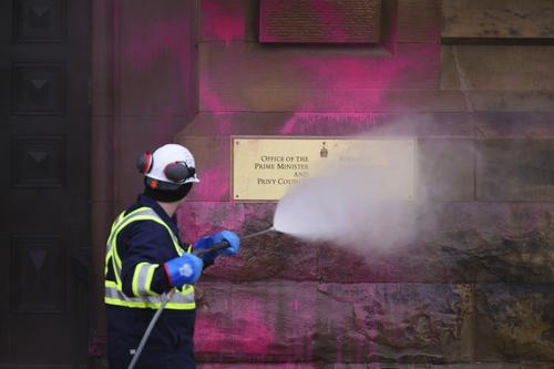 看世界)加总理办公室遭淋粉红油漆 环团抗议对抗气候变化不力