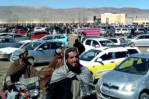 看世界)数千人围观 阿富汗塔利班公开处决两人