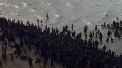 空投救援物资误坠海 加沙民众划船出海捞