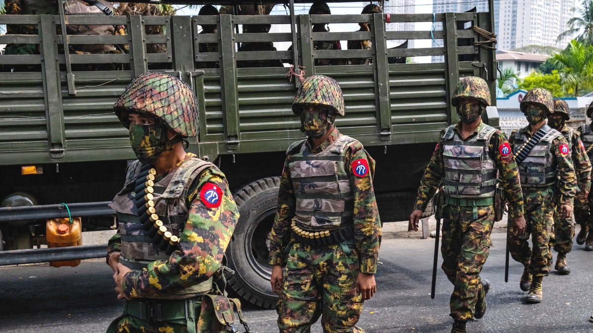 缅军政府发强制征兵令 千名年轻人泰使馆前排队寻求离境