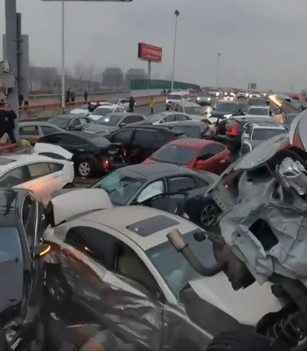 苏州路面结冰百辆车相撞9人伤 交警被撞飞