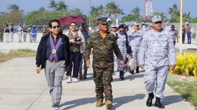 菲海军司令登中业岛宣示主权  鼓励国民旅游