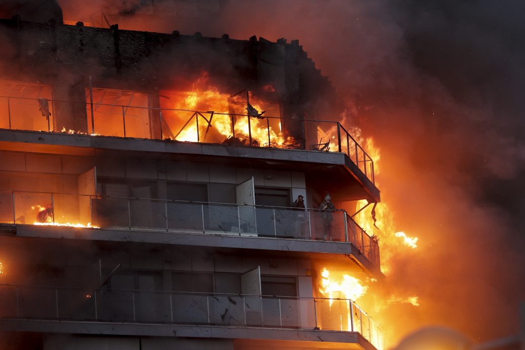 西班牙住宅大楼传大火！至少4死13伤、还有多人受困