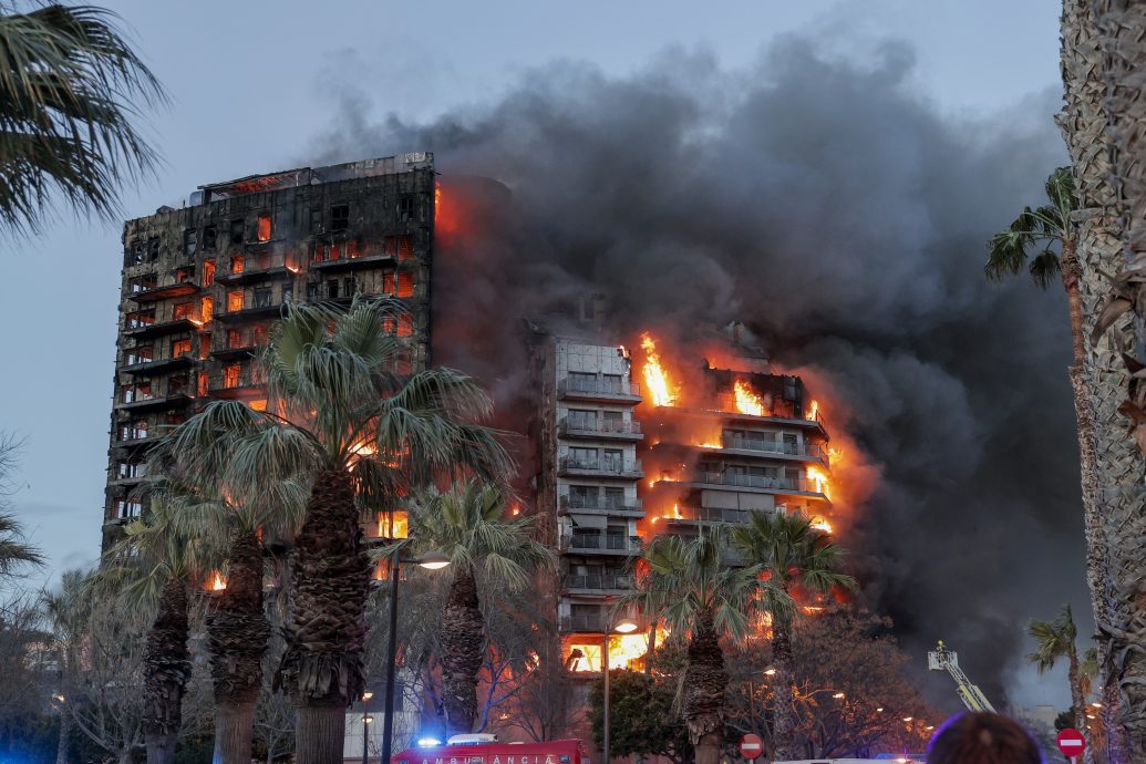 西班牙住宅大楼传大火！至少4死13伤、还有多人受困