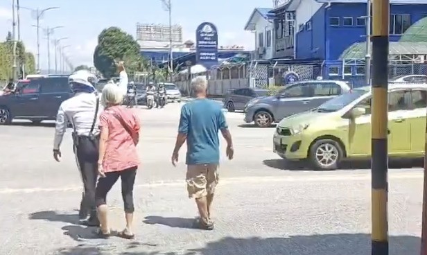 视频|“开路”助老夫妇过马路 网：交警做对就要赞！