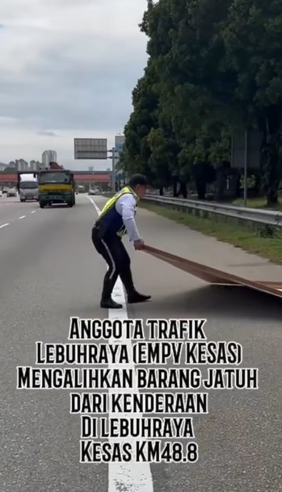 视频|大道上移走大木板 爆胎碎片  交警冒险为民服务获赞