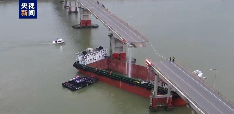 货船撞断广州南沙大桥　有车坠海伤亡未明