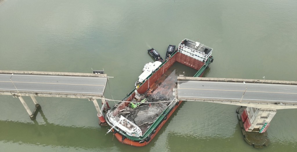 货船撞桥5车坠下画面曝光  货柜车拦路阻车上断桥