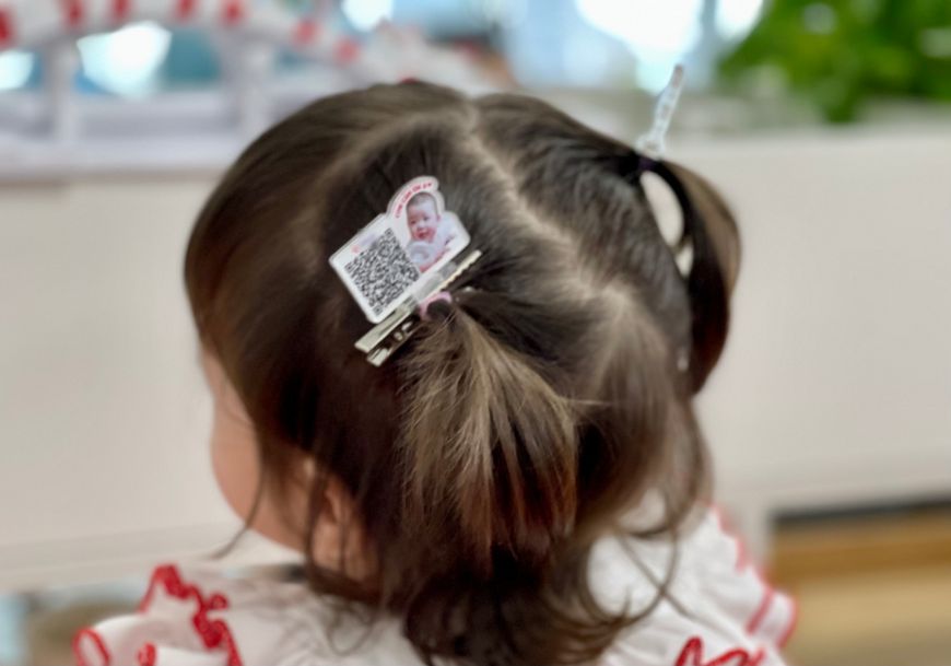 越南家长特别定制二维码发夹 方便亲戚扫描给孩子红包