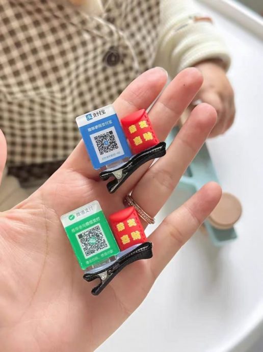 越南家长特别定制二维码发夹 方便亲戚扫描给孩子红包