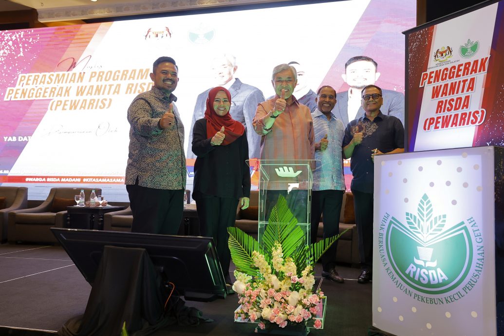 阿末扎希出席马来西亚橡胶小园主发展局妇女动员计划推介礼