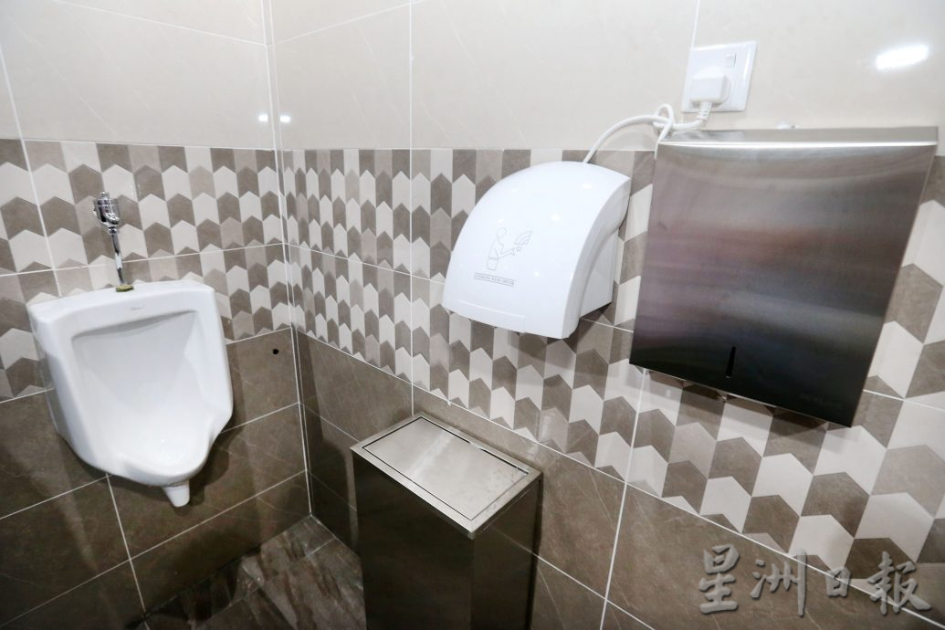 附设淋浴间 弄脏即洗 怡中央公市4 BMW公厕启用