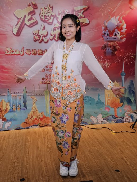 陈颖恩穿上娘惹民族服装 代表大马登大湾区春晚舞台