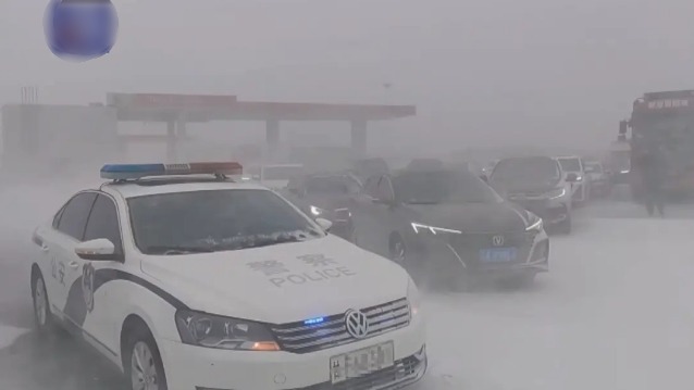 降雪影响甘肃多条高速临时管制 逾2万名旅客滞留
