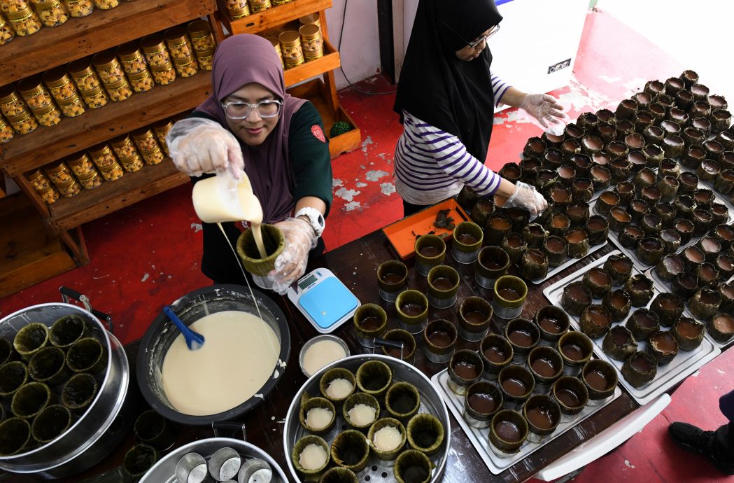 （全国版）马来妇女制年糕