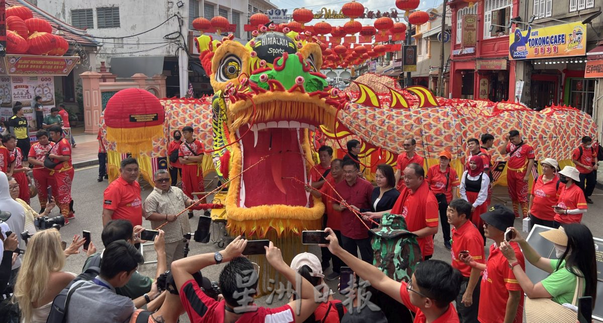 （古城封面主文）马中代表见证马中友谊祥龙点睛开光