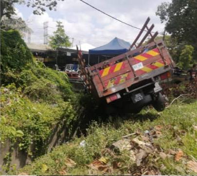 （古城版）停路旁轿车遭罗里撞上直插大树