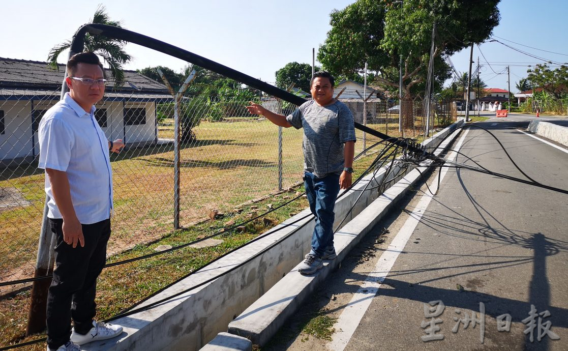 (古城第三版主文)丹绒米雅新村2电话柱突弯折及连根拔起 紧急封锁现场引交通混乱