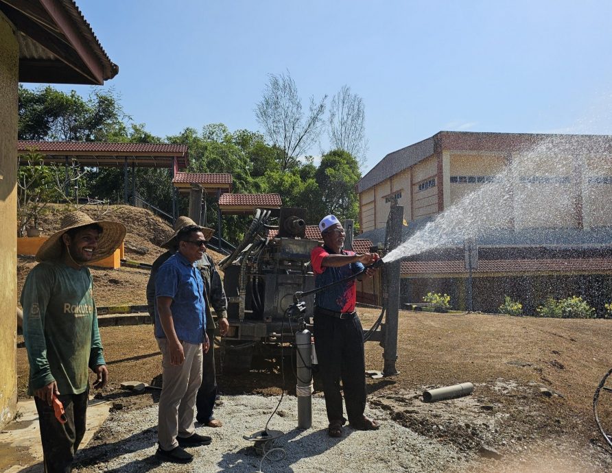 （大北马）交怡岛1中学耗费2万挖井自救 解1750师生水供不足问题