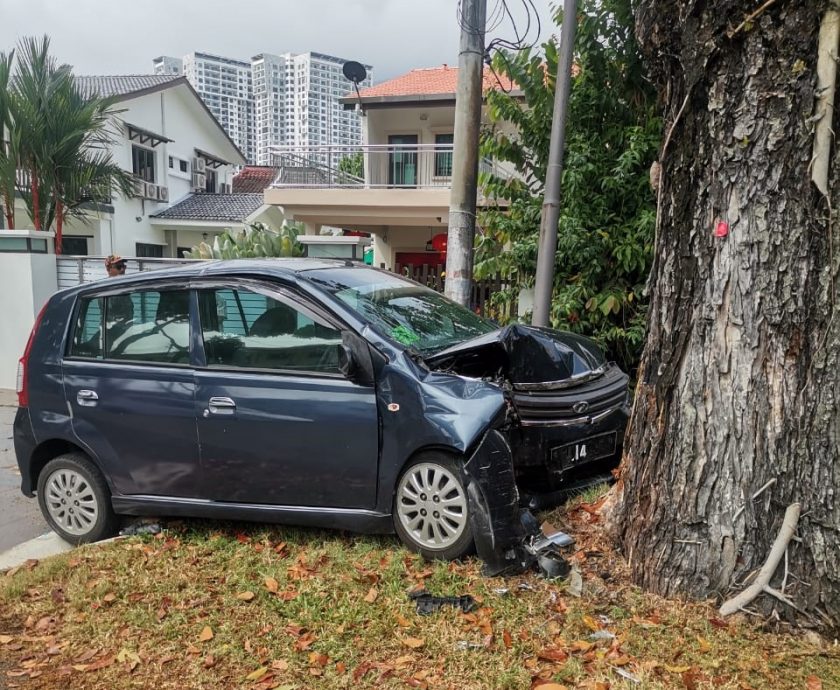 （大北马）老妇开车撞树被夹司机座，消拯员撬门救出老妇