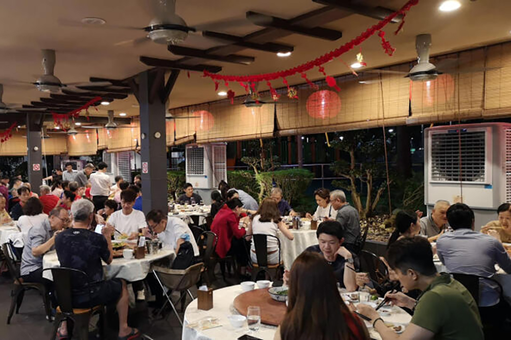 （已签发）柔：狮城二三事：中国游客狮城捞生　餐馆预订多爆满