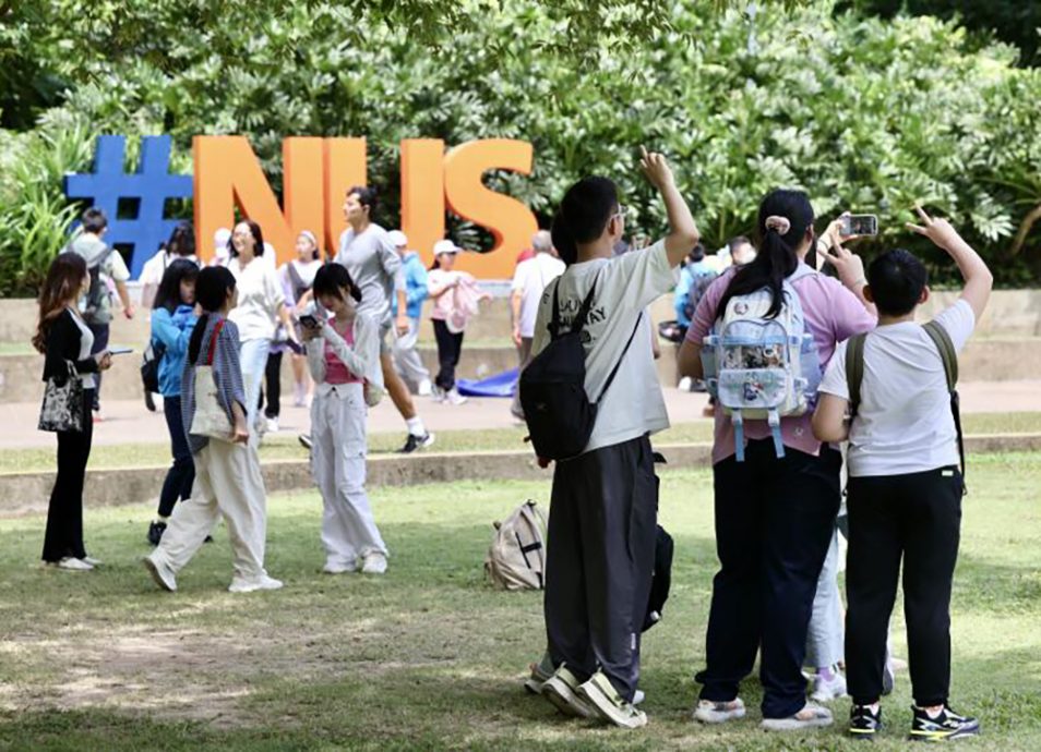 （已签发）柔：狮城二三事：国大学生也诉校园涌现游客　食堂巴士挤满人