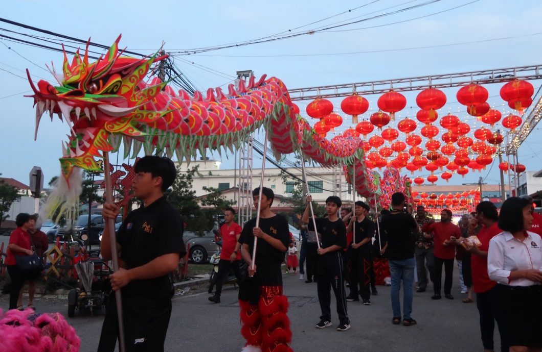 （年初七封面）柔︰【新年特稿】︰沉寂多年不见踪影，昔县再现本土舞龙