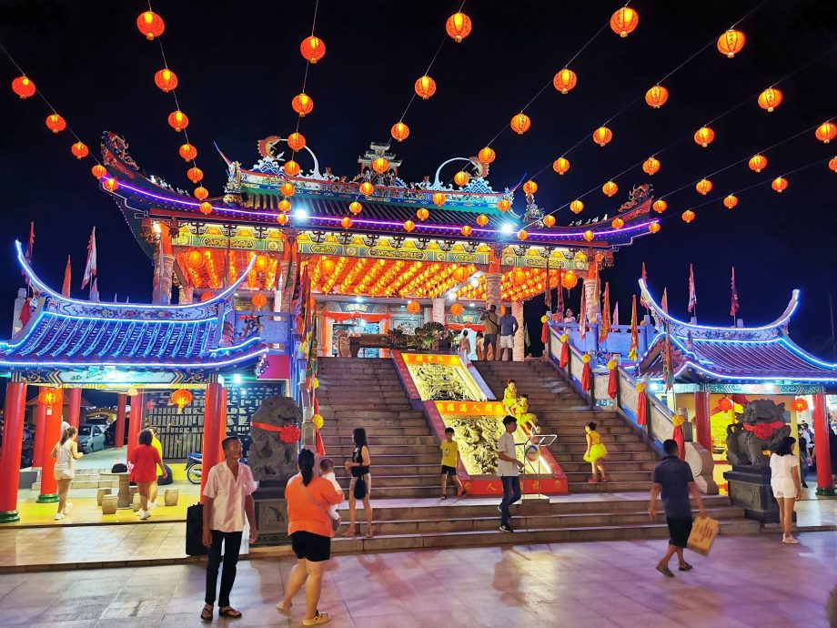 （早报可头）大都会：仁嘉隆万寿宫新春庙会，由雪州行政议员巴巴莱都亮灯