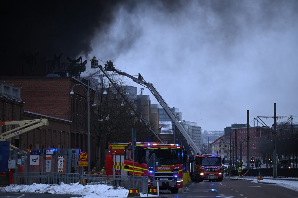 （有视频）瑞典新建水上乐园大火爆炸一人失踪 目击者：滑水道“烧剩骨架”