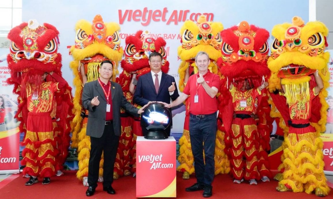 Mr. Wei Huaxiang, Consul General of China in Ho Chi Minh City (middle), Mr. Michael Hickey, Vietjet Chief Operating Officer (right) and Nguyen Bac Toan, Vietjet Commercial Vice President perform the inaugural ceremony of Ho Chi Minh City - Chengdu route at Tan Son Nhat International Airport