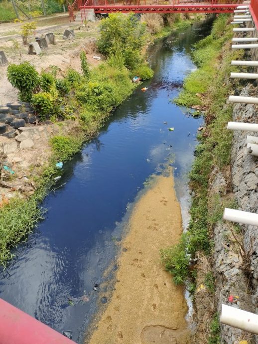NS淡边：淡边青龙宫旁的河流被污染成“黑河”