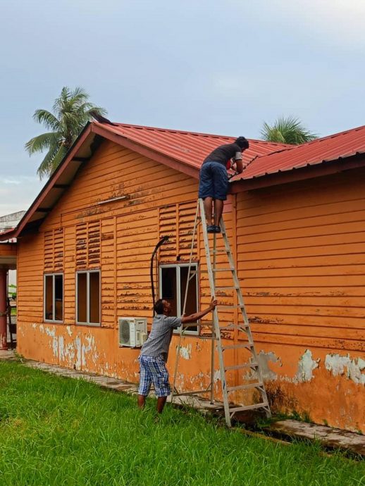 NS马口:榕吉大年初一下午狂风暴雨，两间住家屋瓦被掀开