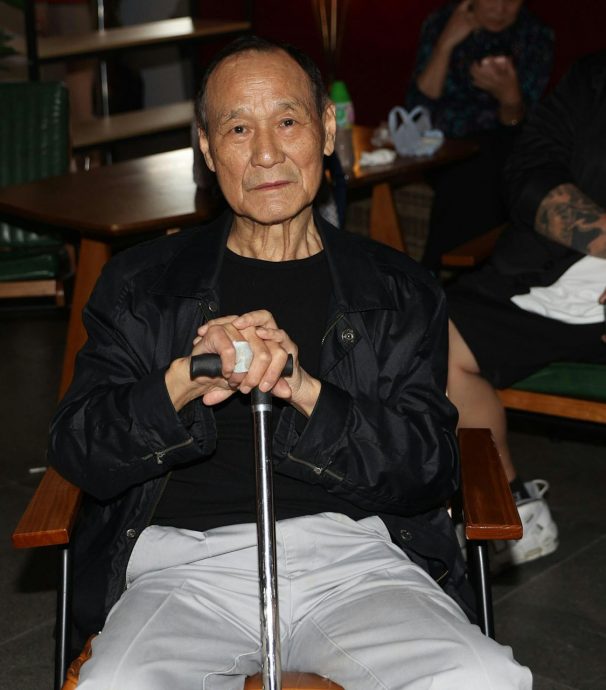 80岁陈惠敏换髋关节 需靠拐杖走路