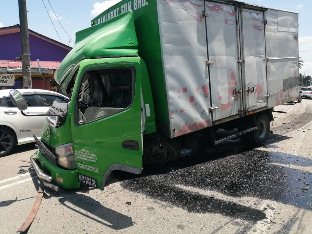 东：万捷县甘榜武吉巴达路段亡命车祸，轿车与罗里相撞造成1死2伤。
