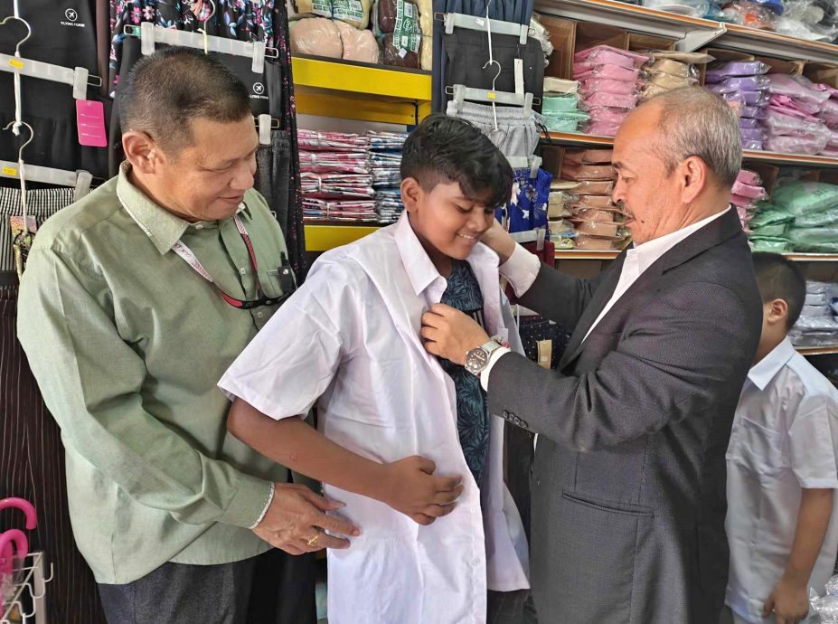 东：伊斯兰党哥打拉玛服务中心今日送出近100套校服给哥打峇鲁中正中小学、中华中小学和培植小学的受惠学生。