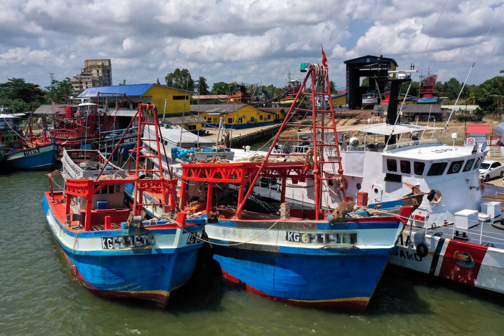 东：吉兰丹海事执法机构周六扣押了2艘非法闯入我国海域的越南渔船，逮捕了23人。