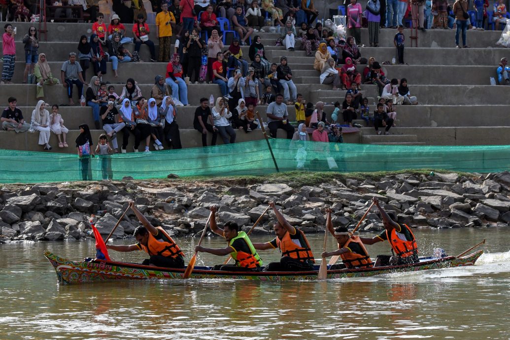 东：哥乐河举办划彩绘渔船赛，加强马泰两国关系。
