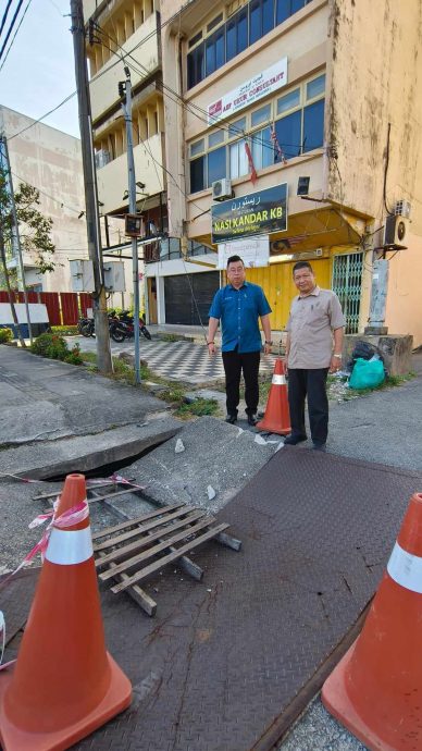 东：哥市哥本苏丹路和柏格里林路都出现塌陷的水沟盖，市议员林光生和林星铭鉴定其危险性之后，已安排抢修，以避免发生不必要的意外。