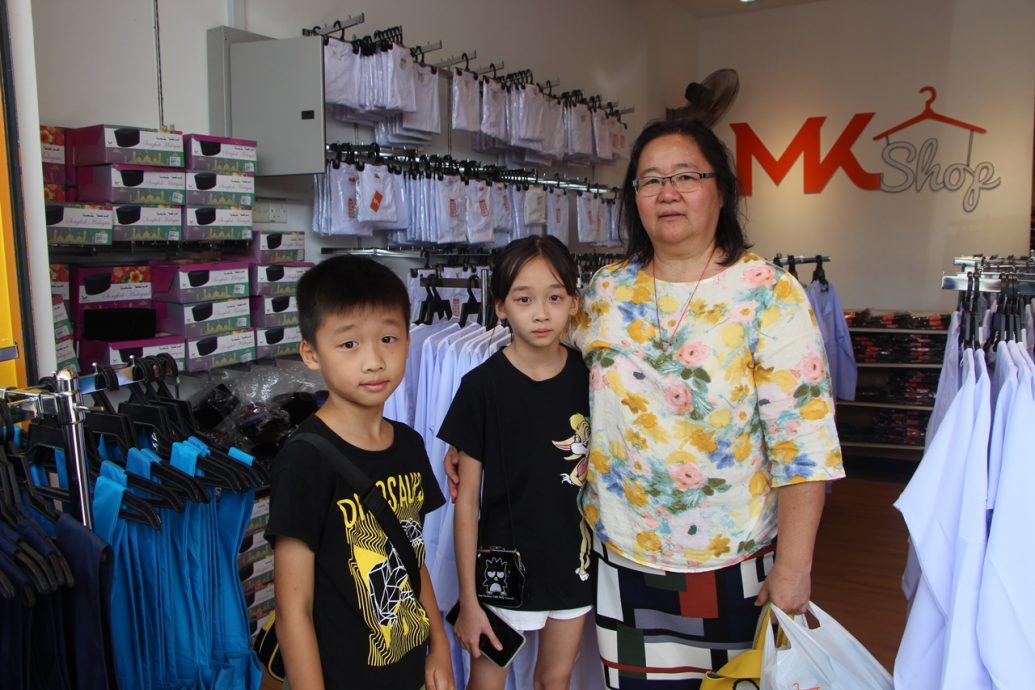 东：学校开学在即，家长纷纷前往成衣店为孩子选购校服、校鞋及书包