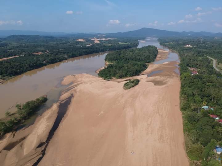 东：甘榜柏沙基彭亨河水干涸出现一大批浅滩