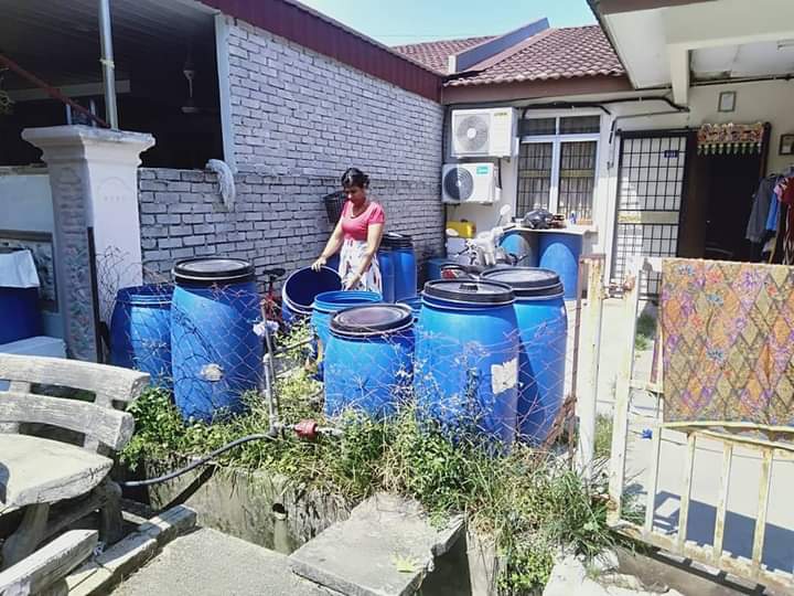 住区制水困扰5年 妇女存水供邻居取用