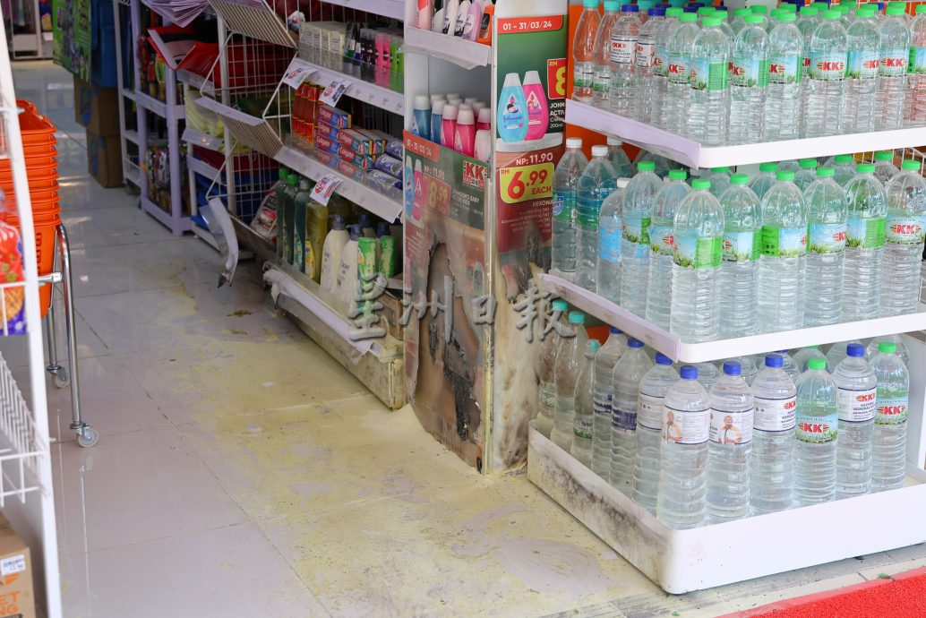 全国／国内第二宗，关丹KK24小时超市遭汽油弹轰击，及时灭火无人受伤。