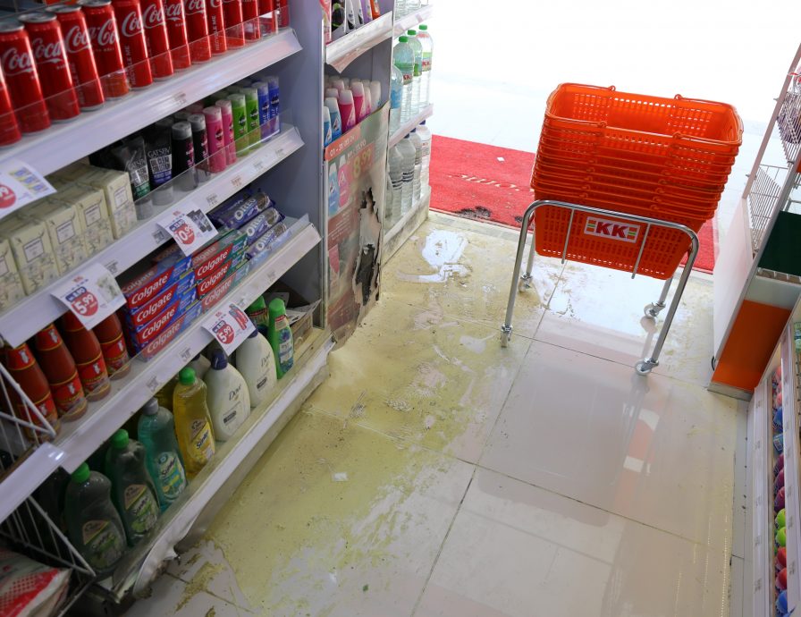 全国／国内第二宗，关丹KK24小时超市遭汽油弹轰击，及时灭火无人受伤。