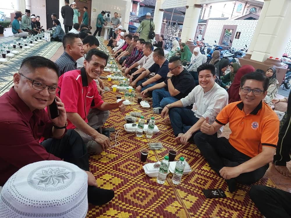 历史悠久的哥打峇鲁慕哈马迪清真寺（Masjid Muhammadi）邀请华社团体参观清真寺，并一起开斋。