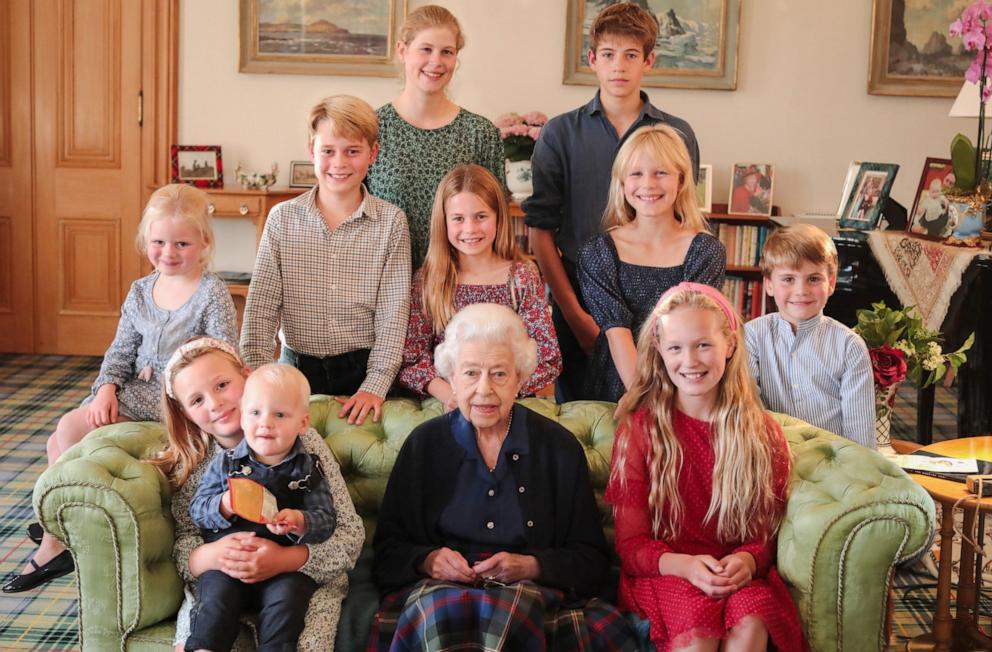 凯特“P图”延烧 亲拍英女王和孙辈合照经“数位强化”