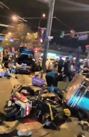 北京罕见汽车冲撞机车及行人 现场多人受伤