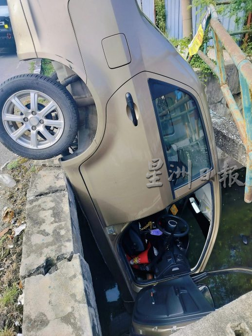 华裔女司机皮外伤 疑避野狗车坠大水沟 