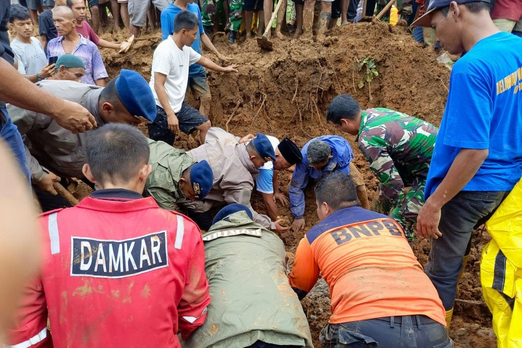 印尼豪雨引发土石流 至少10死10失踪