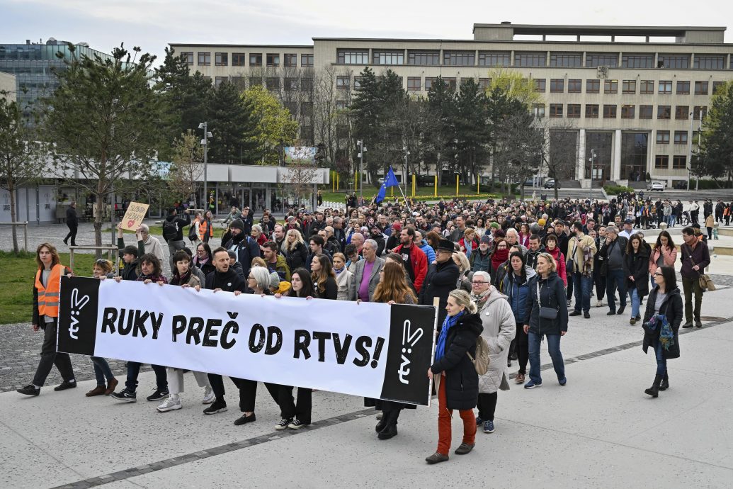 反对政府接管公共媒体  斯洛伐克民众阻人链抗议