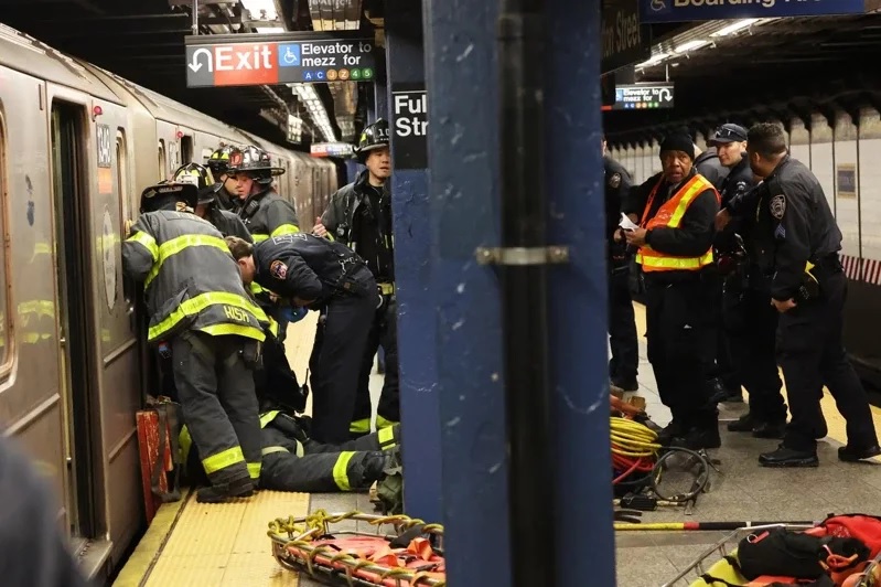 吵架后遭男友推下铁轨 女子遭地铁辗过痛失双腿